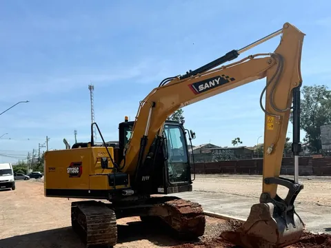 Escavadeira hidráulica SANY SY135C sobre esteiras em terreno preparado para terraplenagem