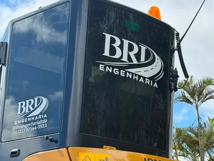 Marca BRI Engenharia aplicada no vidro da cabine da mini escavadeira