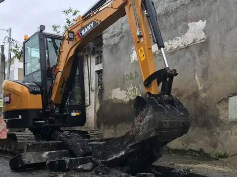 Mini escavadeira SANY SY35U trabalhando em vala estreita de rua