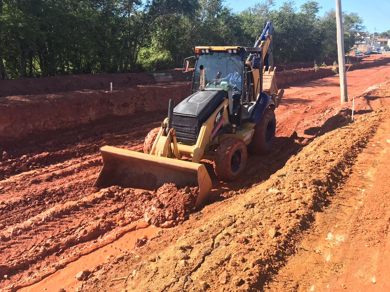 Retroescavadeira da BRI Engenharia nivelando terreno em serviço de terraplenagem