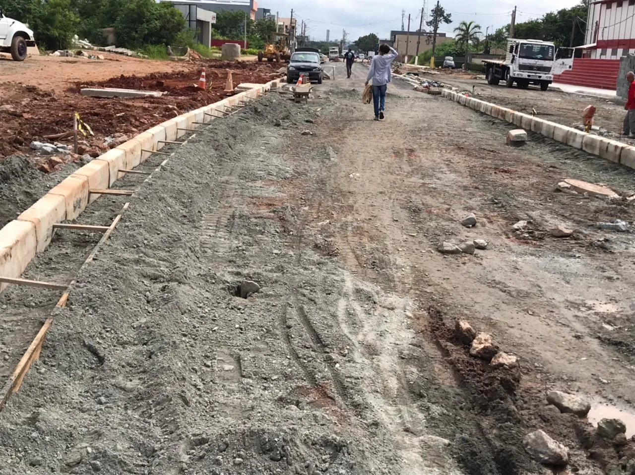 Guias de concreto assentadas dos dois lados de uma via em obra